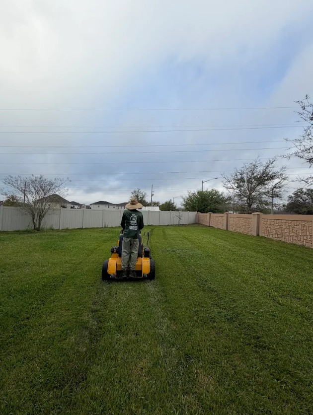 Lawn mowing service in Kissimmee, FL